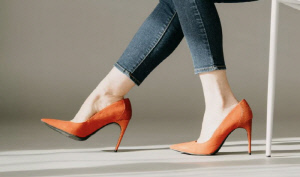 무지외반증 방치 땐 발 변형에 골반도 틀어져, 최신 치료법은?