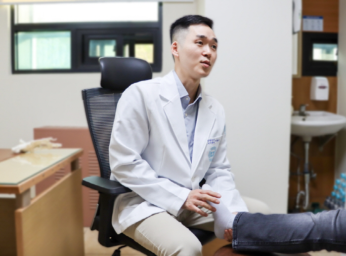 진료 중인 이원우 과장