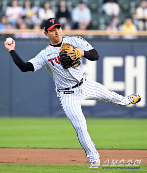 레전드 SS 반열로! LG 오지환, 유격수 역대 1위도 보인다 → 2000경기 출전 금자탑 [잠실 현장]