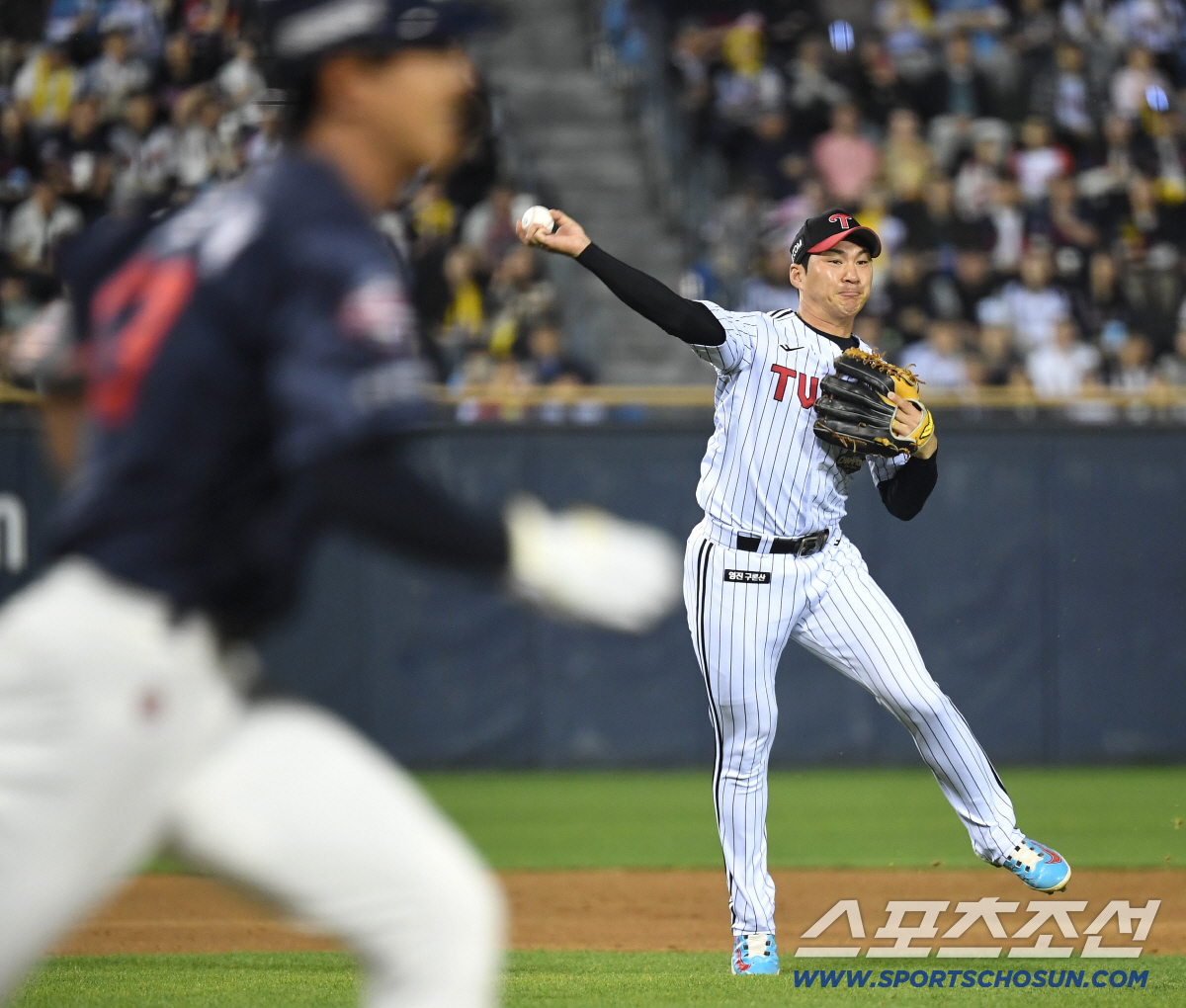 15일 잠실구장에서 열린 LG와 롯데의 주중 3연전 두 번째 경기. 5회 2사 3루. 전민재를 내야땅볼로 처리하고 있는 LG 오지환 유격수. 잠실=송정헌 기자 songs@sportschosun.com/2026.04.15/