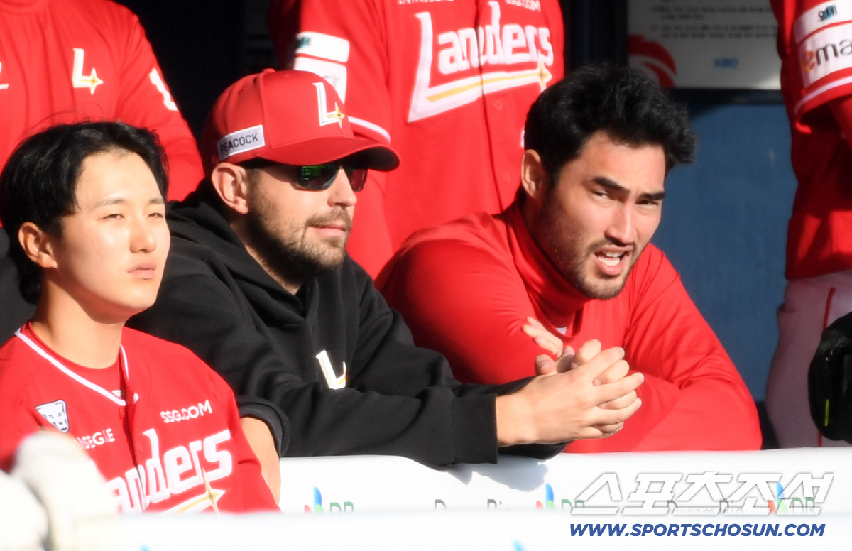 11일 잠실구장에서 열린 LG와 SSG의 경기. SSG 베니지아노, 화이트가 경기를 지켜보고 있다. 잠실=박재만 기자 pjm@sportschosun.com/2026.04.11/