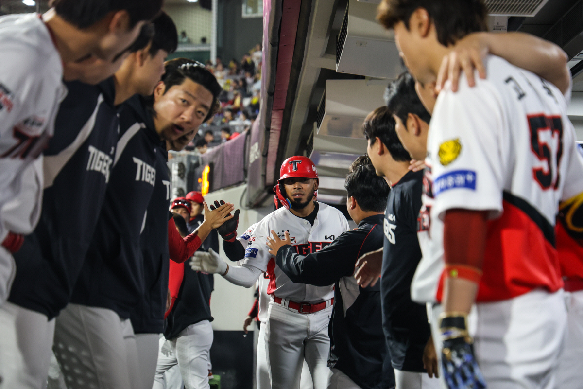 해럴드 카스트로의 홈런을 축하하는 KIA 타이거즈 선수들. 사진제공=KIA 타이거즈