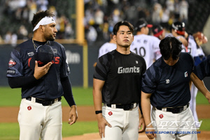 '3루타 대신 팀 배팅' 사이클링히트보다 팀이 먼저였던 레이예스...패한 뒤 LG 세리머니 멍하니 [잠실 현장]