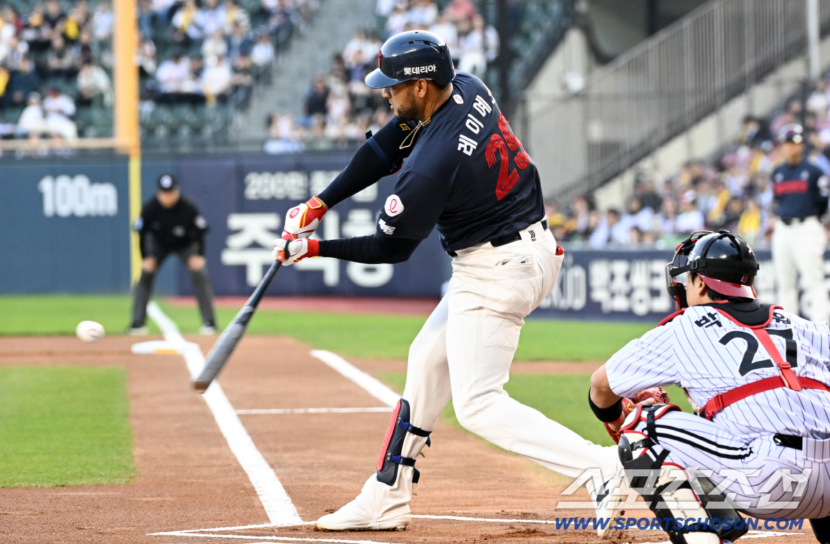정교한 콘택트 능력으로 1회 공격의 포문을 연 롯데 리드오프 레이예스.