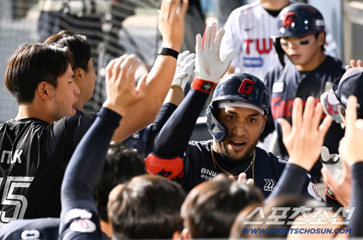 답답하던 분위기 속 레이예스가 동점 투런포를 터뜨렸다.