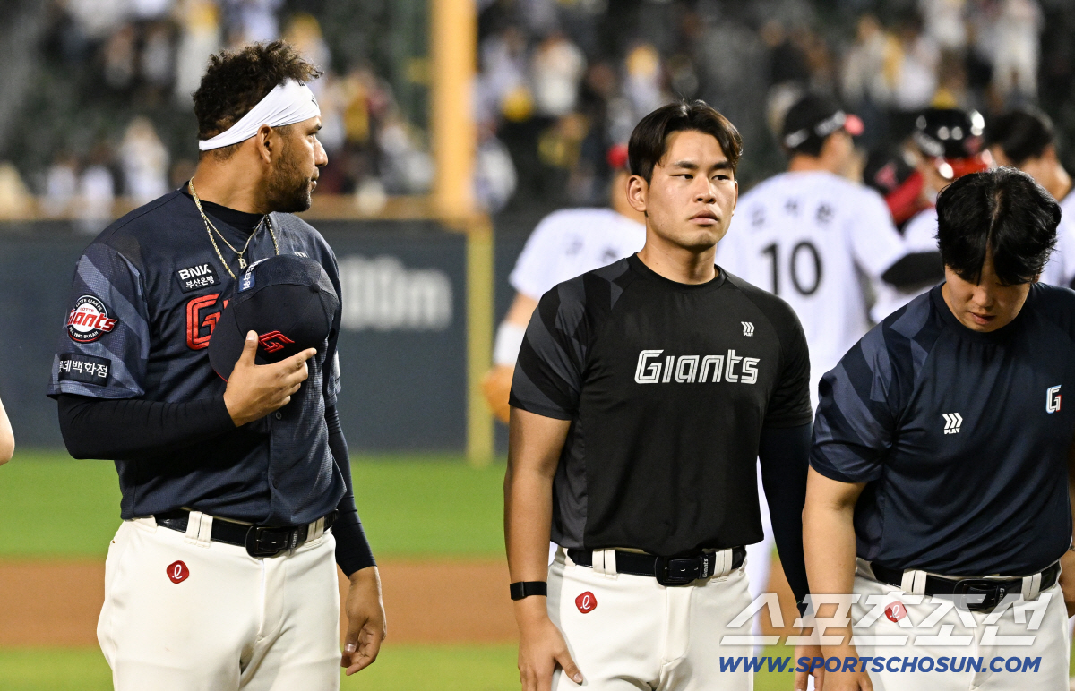 모든 걸 쏟아부었지만 경기에서 패한 레이예스는 잠시 LG 선수들을 바라봤다.