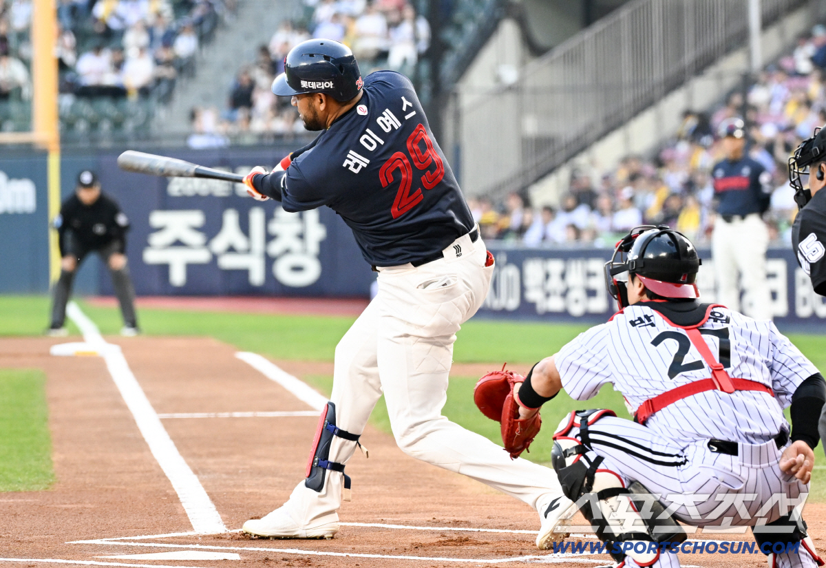 올 시즌도 이어지고 있는 타격왕 레이예스의 안타 행진.