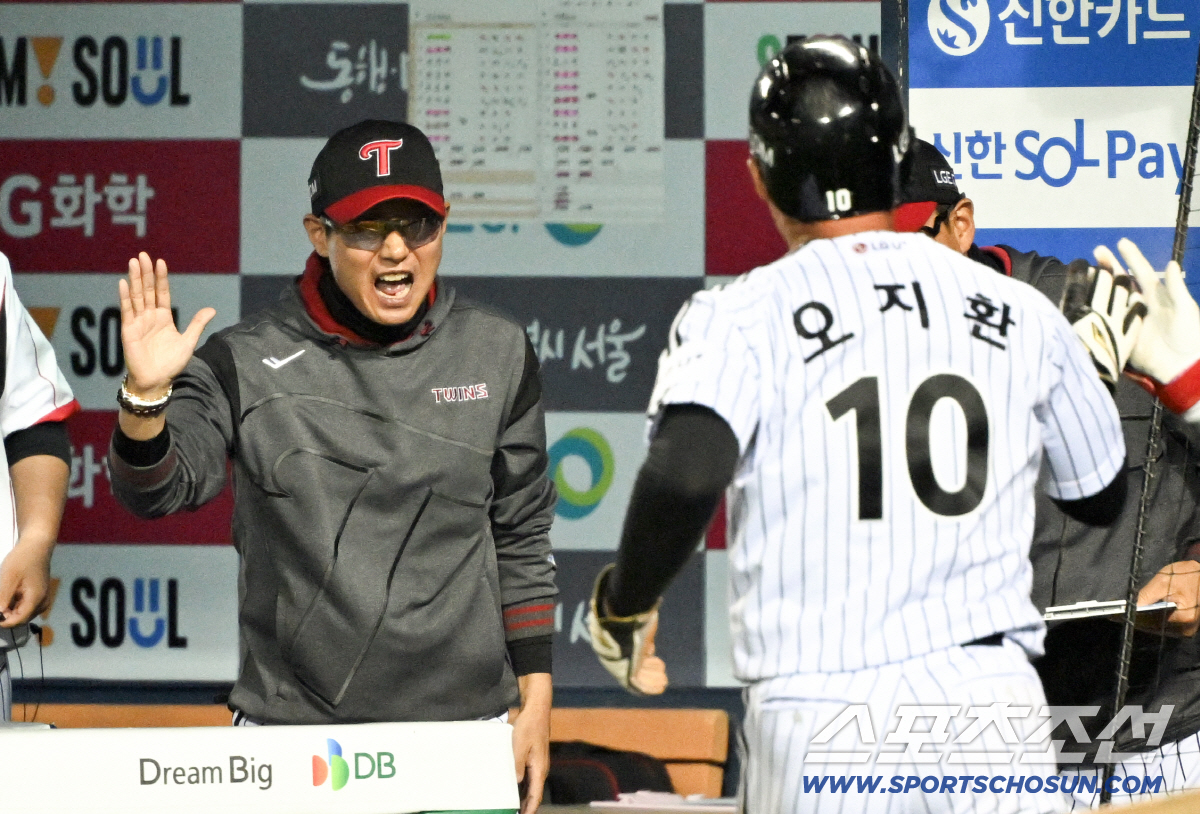 16일 잠실구장에서 열린 LG와 롯데의 경기. LG 염경엽 감독이 득점한 오지환을 반기고 있다. 잠실=박재만 기자 pjm@sportschosun.com/2026.04.16/