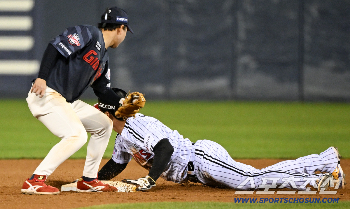 16일 잠실구장에서 열린 LG와 롯데의 경기. LG 오지환이 2루를 훔치고 있다. 잠실=박재만 기자 pjm@sportschosun.com/2026.04.16/