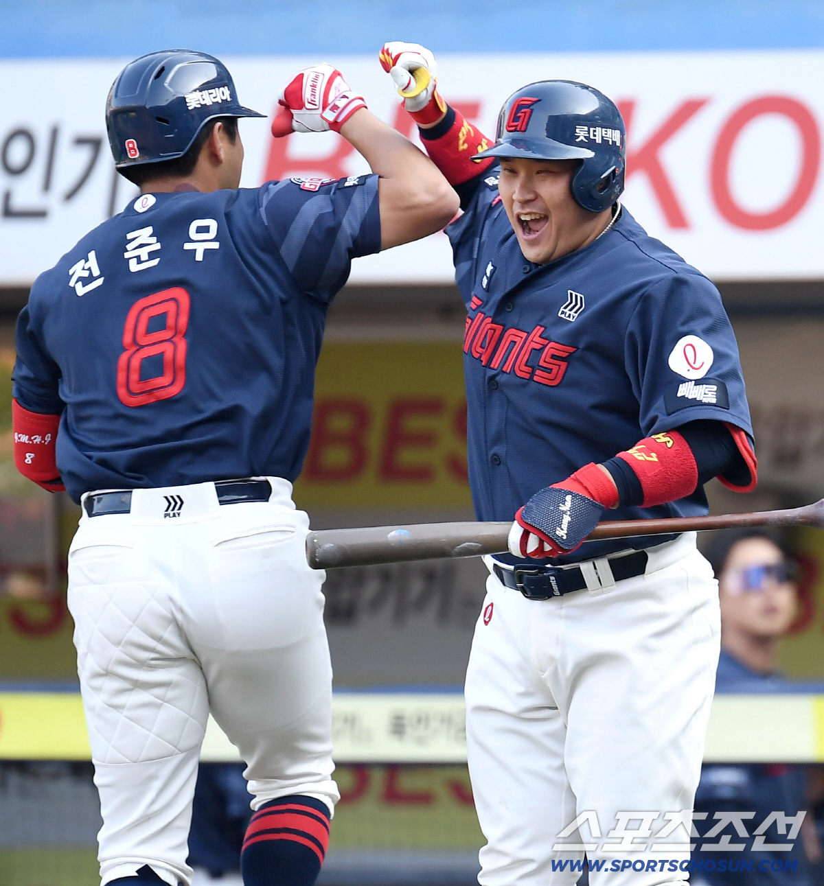 28일 대구 삼성라이온즈파크에서 열리는 삼성과 롯데의 개막전 경기. 8회 솔로홈런을 날리고 유강남과 세리머니를 펼치고 있는 롯데 전준우. 대구=송정헌 기자 songs@sportschosun.com/2026.03.28/