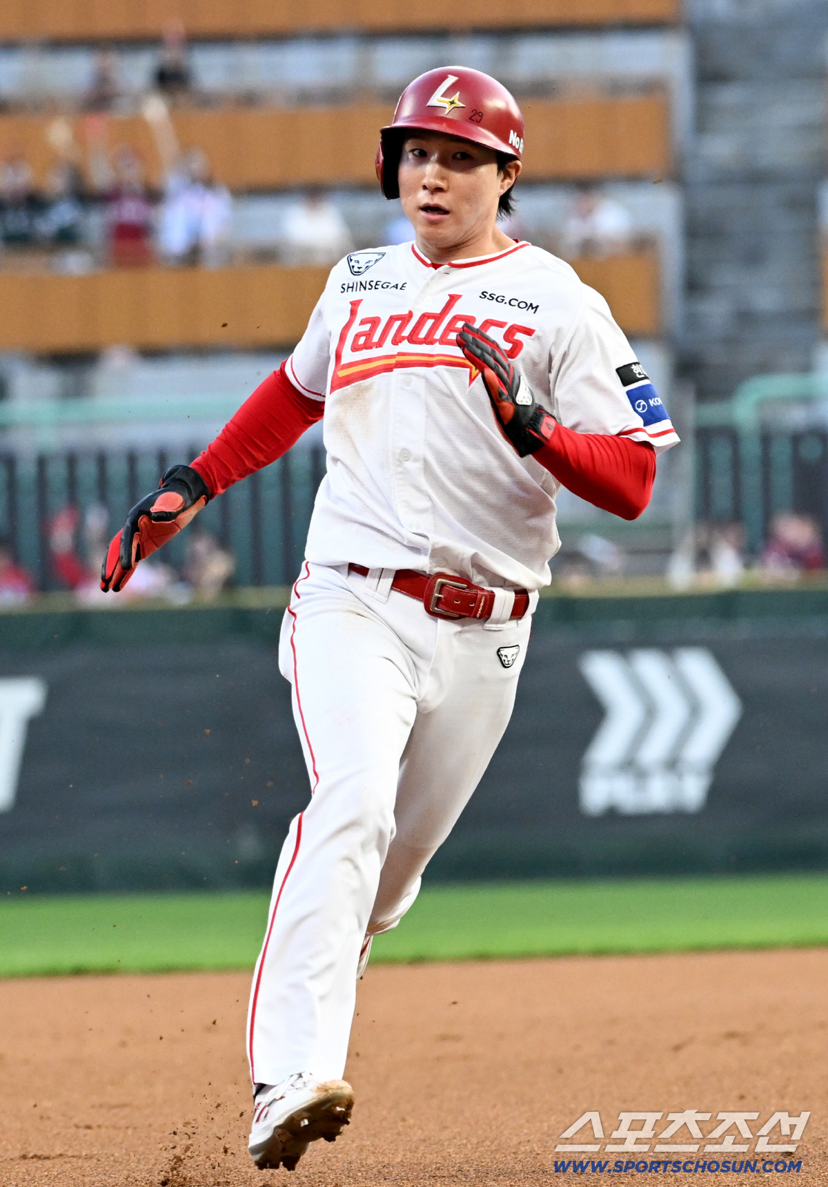 15일 인천SSG랜더스필드에서 열린 SSG와 두산의 경기. SSG 박성한이 3루를 향해 달리고 있다. 인천=박재만 기자 pjm@sportschosun.com/2026.04.15/