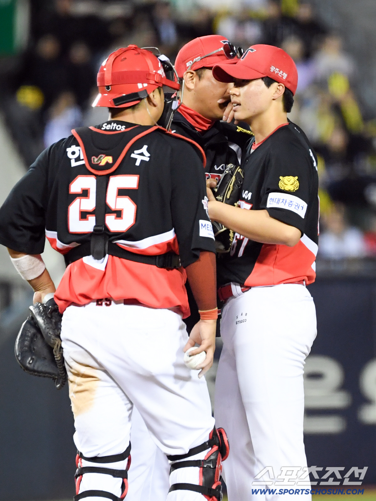31일 잠실구장에서 열린 LG와 KIA의 경기. KIA 이동걸 코치가 홍민규를 격려하고 있다. 잠실=박재만 기자 pjm@sportschosun.com/2026.03.31/