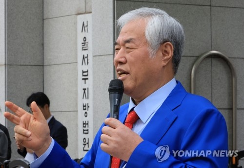 (서울=연합뉴스) 최재구 기자 = 서울서부지법 난동 사태 배후로 지목돼 구속기소 뒤 보석으로 풀려난 전광훈 사랑제일교회 목사가 17일 마포구 서울서부지법에서 열린 재판에 출석하기 앞서 법원 앞에서 발언하고 있다. 2026.4.17 jjaeck9@yna.co.kr