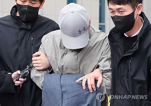 몰카 장학관, 6곳서 동료 등 41명 촬영…연수시설·친인척집서도