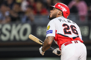 '레전드도 경악' KIA 외국인 미친 스윙, 콘택트 괴물 맞구나…