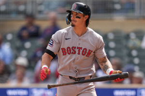 대체 무슨 말을 들었길래…BOS 외야수, 경기 중 관중에 손가락 욕 'MLB 조사 착수'