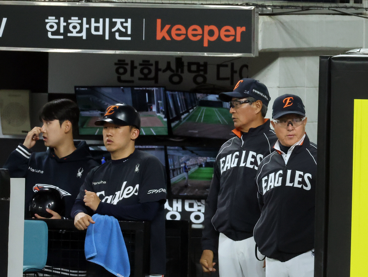 16일 대전 한화생명 볼파크에서 열린 2026 신한 SOL 뱅크 KBO리그 삼성 라이온즈와 한화 이글스의 경기. 한화 김경문 감독(오른쪽)이 굳은 얼굴로 경기를 지켜보고 있다. 2026.4.16 연합뉴스