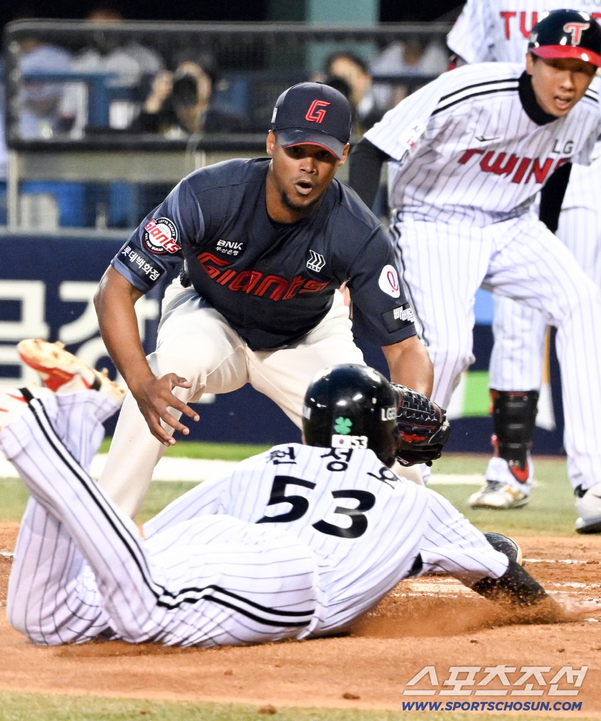 폭투를 틈타 홈을 노리던 천성호를 정확하게 태그한 로드리게스의 홈 수비.