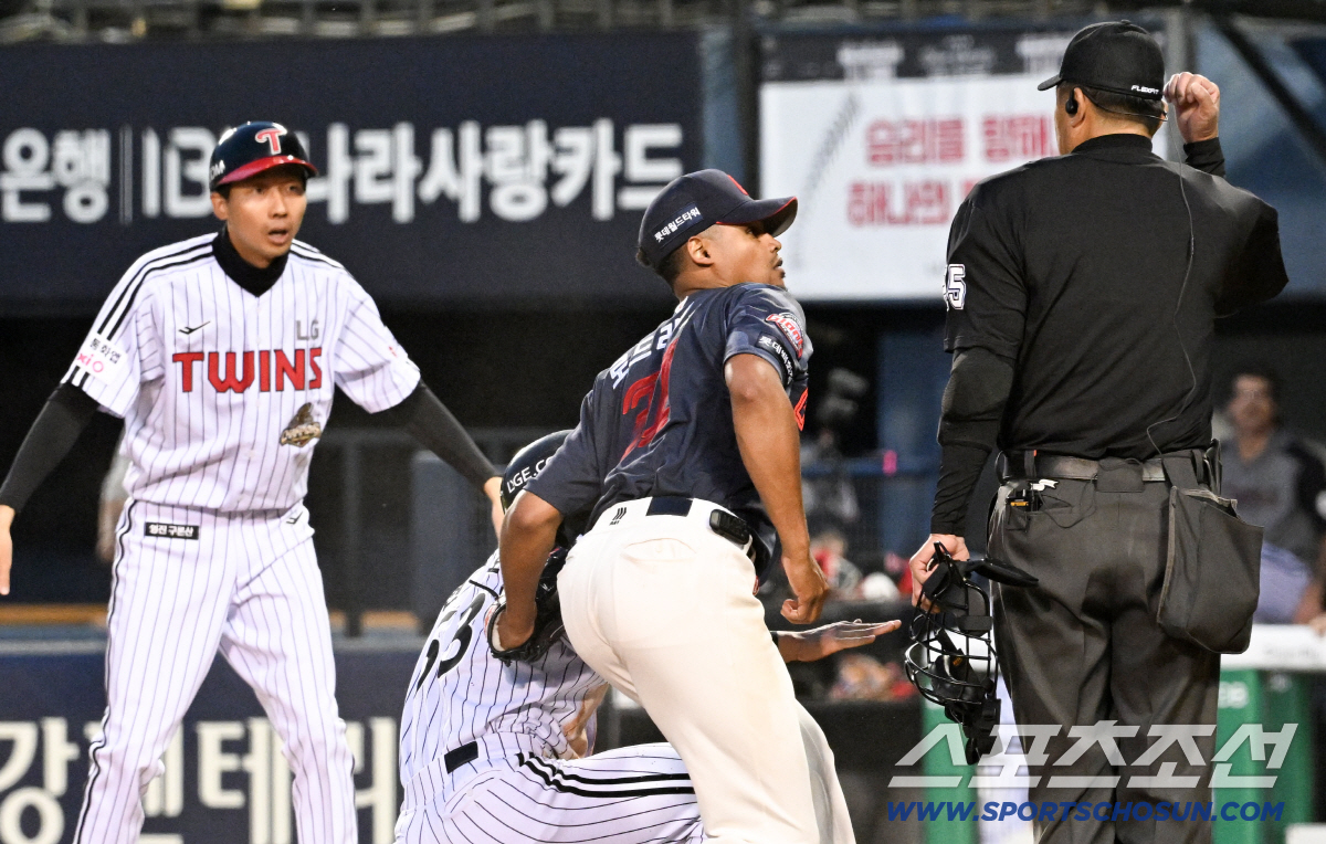 로드리게스는 주심의 아웃 선언 후 안도의 한숨을 내쉬었다.