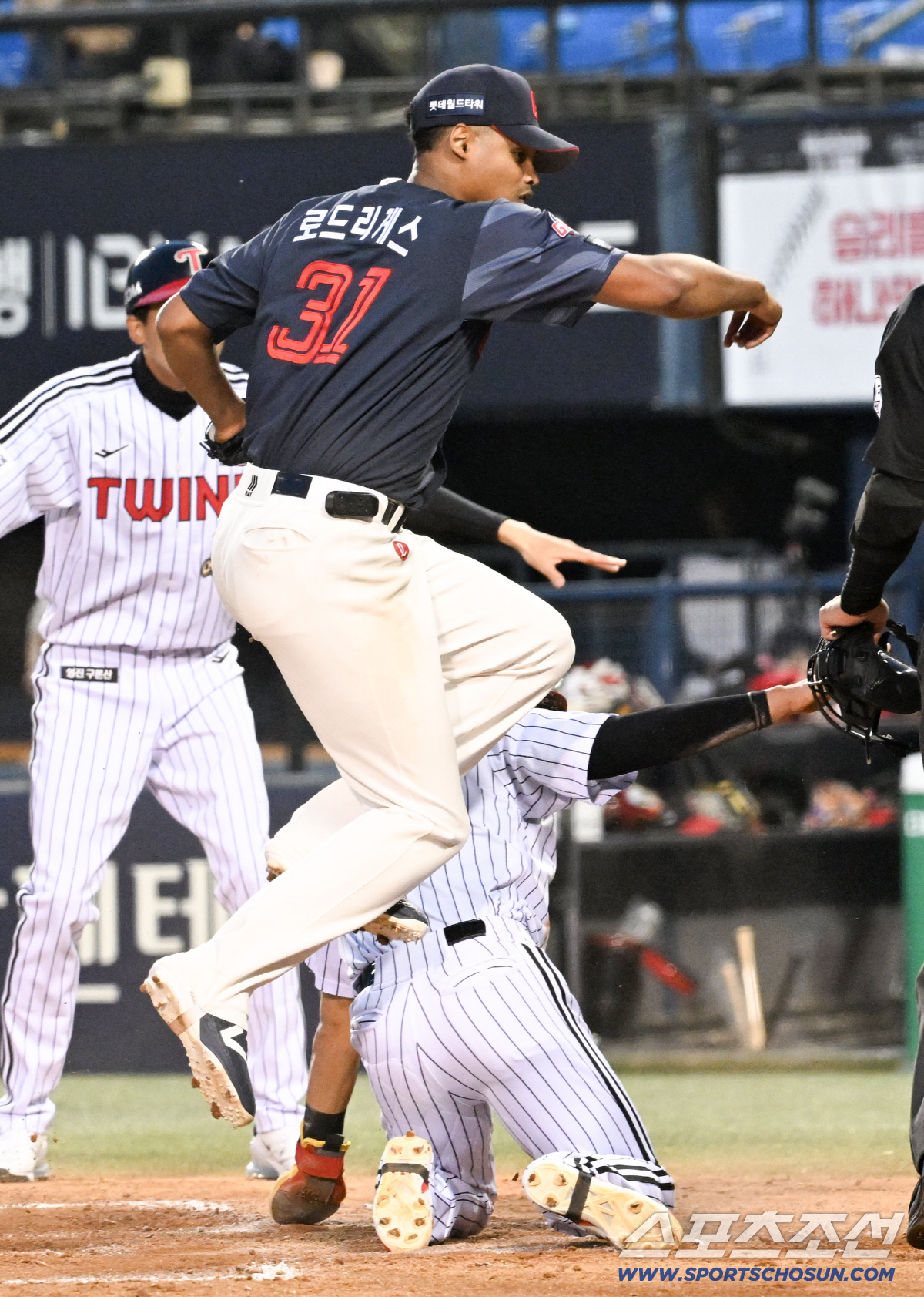 충돌도 불사했던 로드리게스의 투지 넘치는 수비였다.