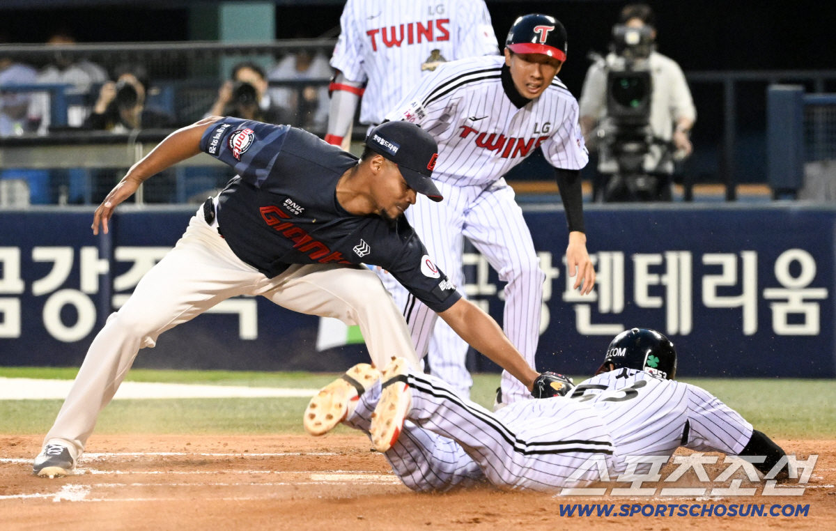 천성호의 왼팔보다 로드리게스 태그가 간발의 차이로 먼저 이뤄졌다.