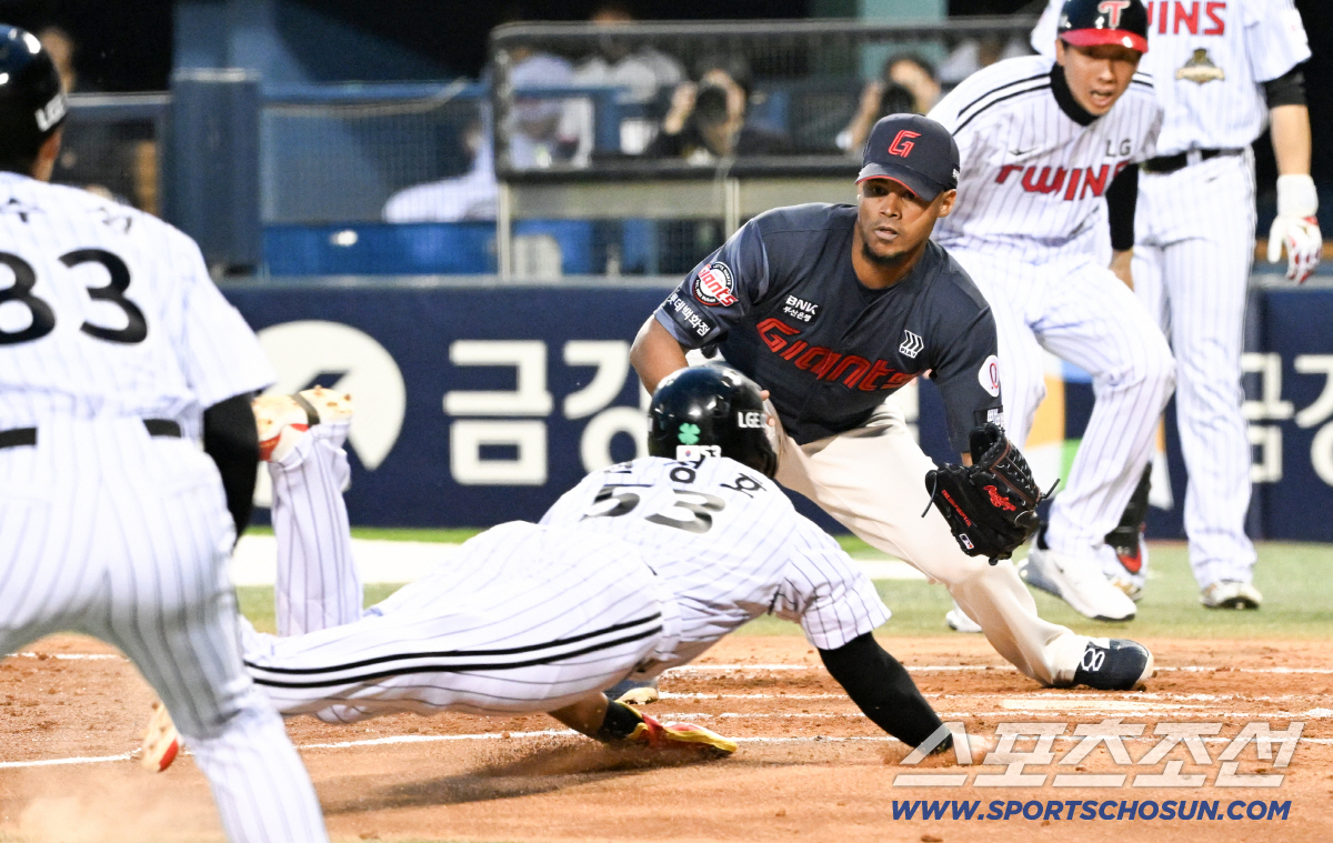 홈을 향해 천성호가 몸을 날린 순간 로드리게스는 기다리고 있었다.