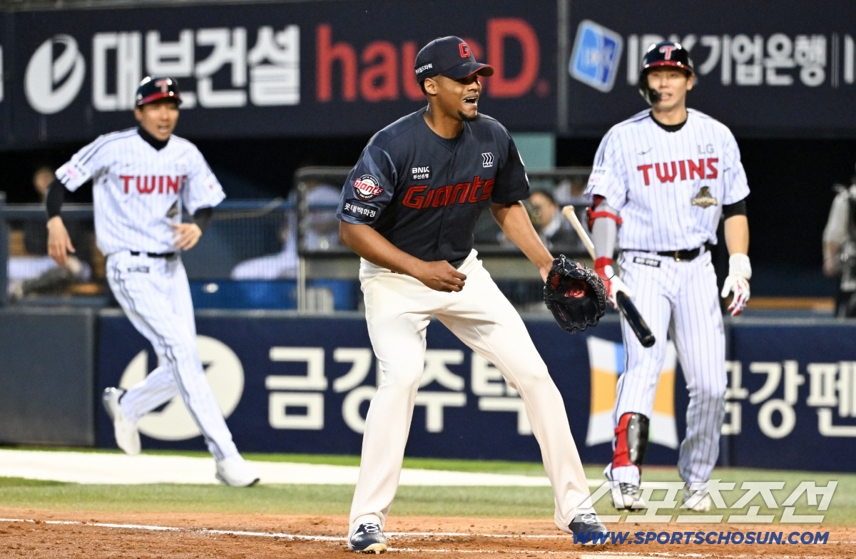 폭투 직후 빠르게 홈 베이스커버에 들어온 로드리게스.