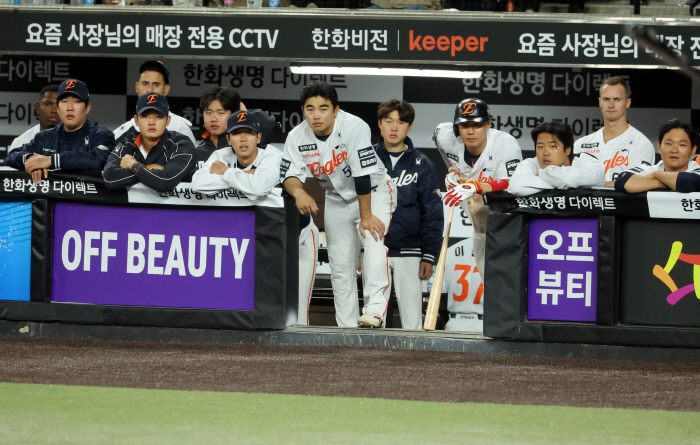 헬멧 내리치고, 머리 감싸쥐고…무기력한 6연패에 남은 자책, 근성 가득했던 문현빈의 절실함