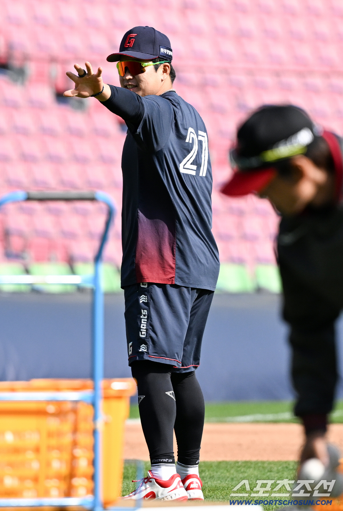 이재원과 눈이 마주치자 유강남은 손을 뻗어 인사를 했다.