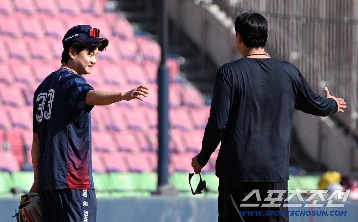 손호영은 훈련 전 이재원과 반갑게 인사를 나눴다.