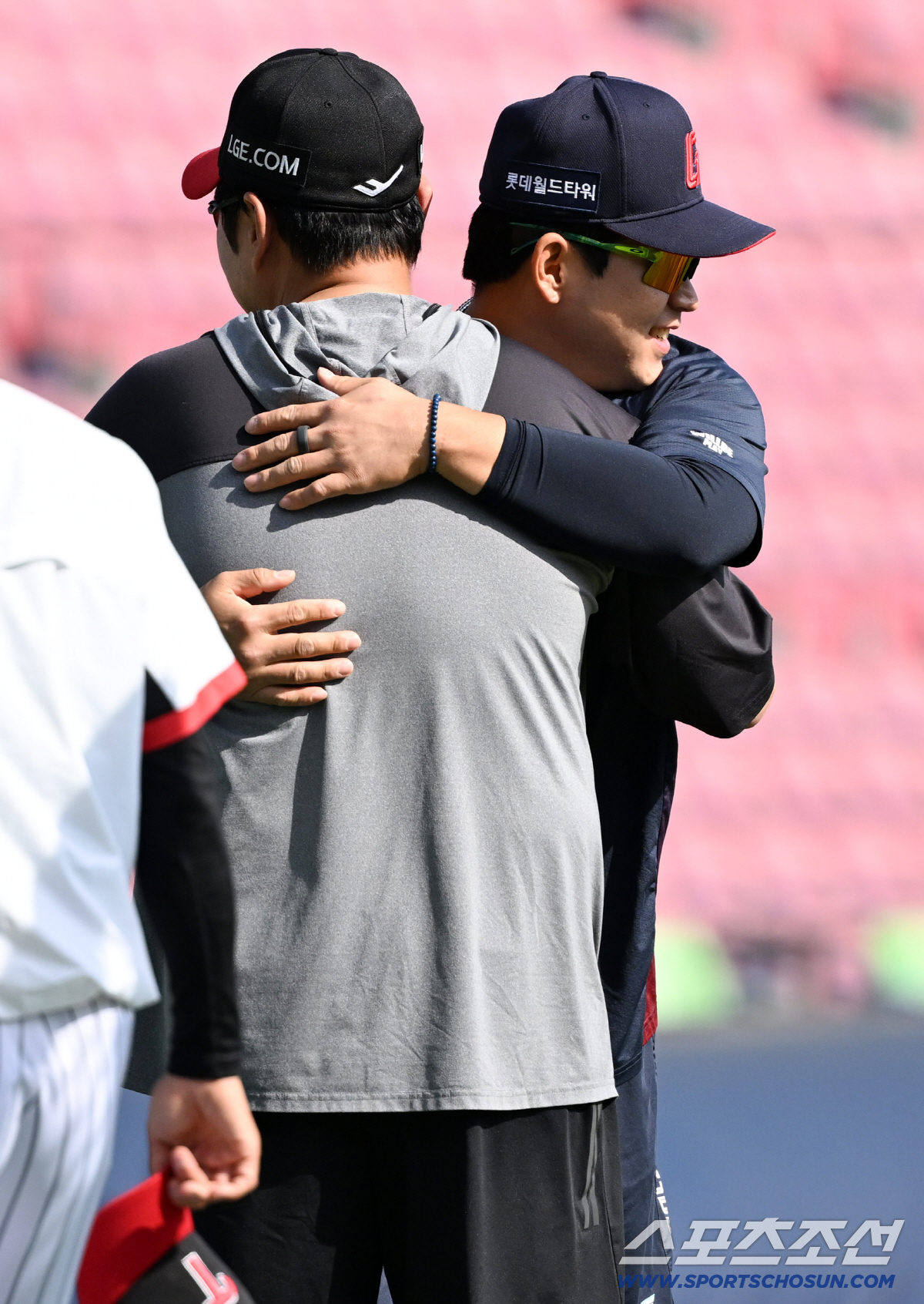 문보경은 잠실 찾은 유강남을 따뜻하게 안아줬다.