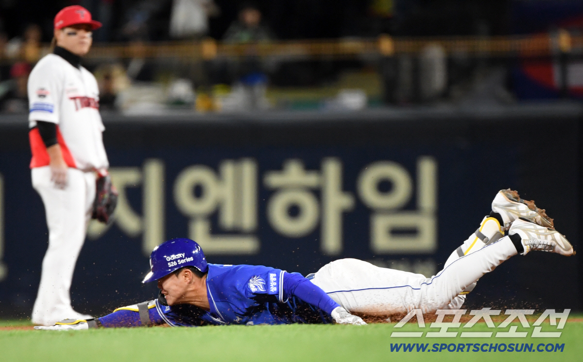 7일 광주 기아챔피언스필드에서 열린 KIA와 삼성의 경기. 6회초 2사 삼성 류지혁이 짧은 안타 때 2루를 파고들고 있다. 광주=박재만 기자 pjm@sportschosun.com/2026.04.07/