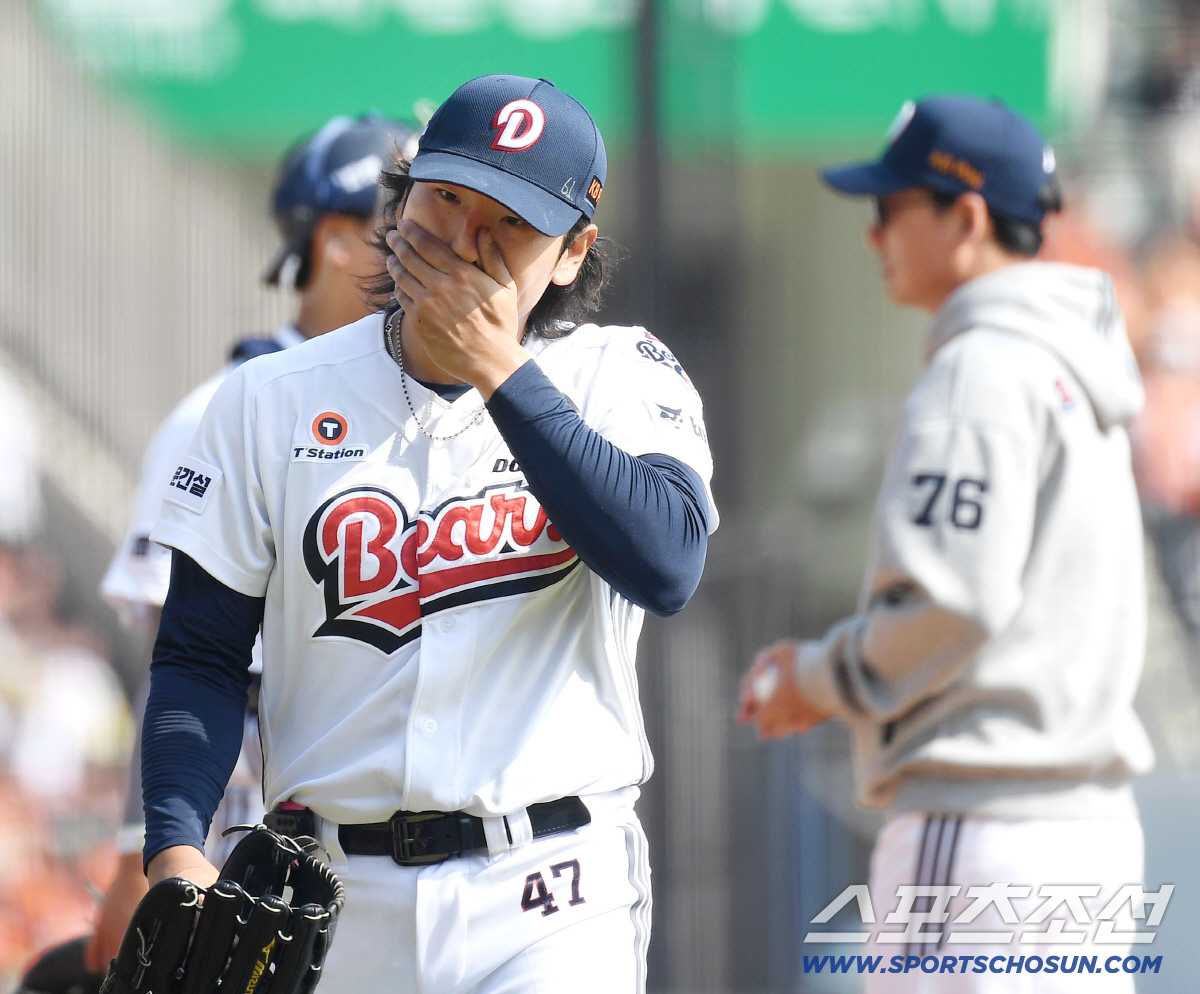 4일 잠실야구장에서 열린 KBO리그 두산과 한화의 경기. 5회초 2사 만루. 강판 당하는 두산 선발 곽빈. 잠실=송정헌 기자 songs@sportschosun.com/2026.04.04/