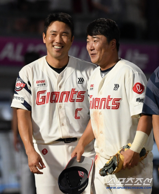 전준우와 정훈. 스포츠조선DB