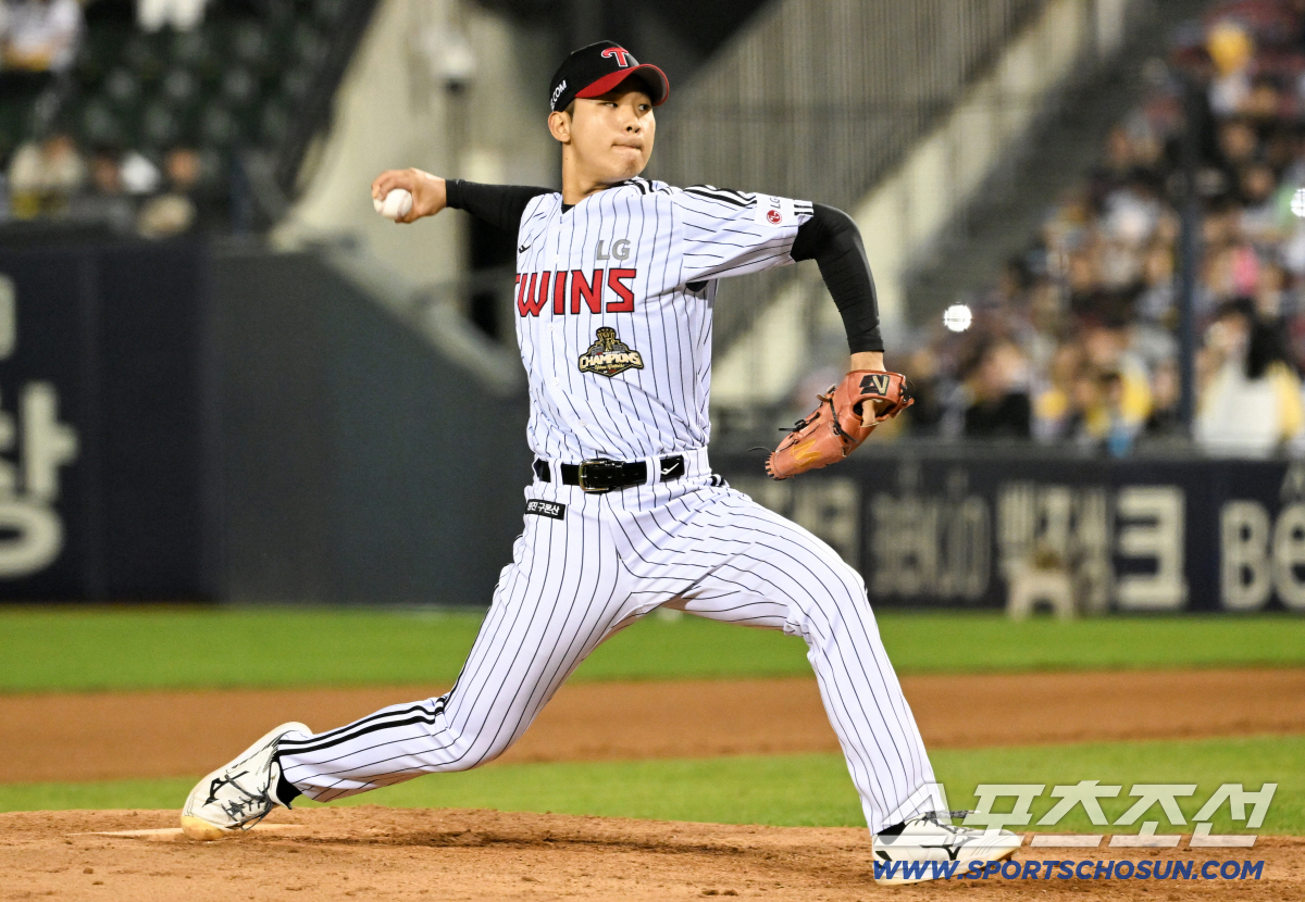 16일 잠실구장에서 열린 LG와 롯데의 경기. LG 우강훈이 역투하고 있다. 잠실=박재만 기자 pjm@sportschosun.com/2026.04.16/