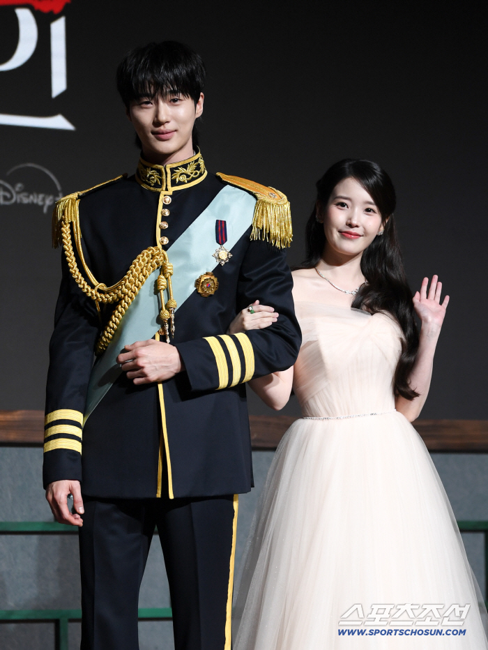 [공식] 아이유X변우석 '대군부인' 화제성 지붕킥..전 세계 가장 많이 시청된 韓시리즈 大기록