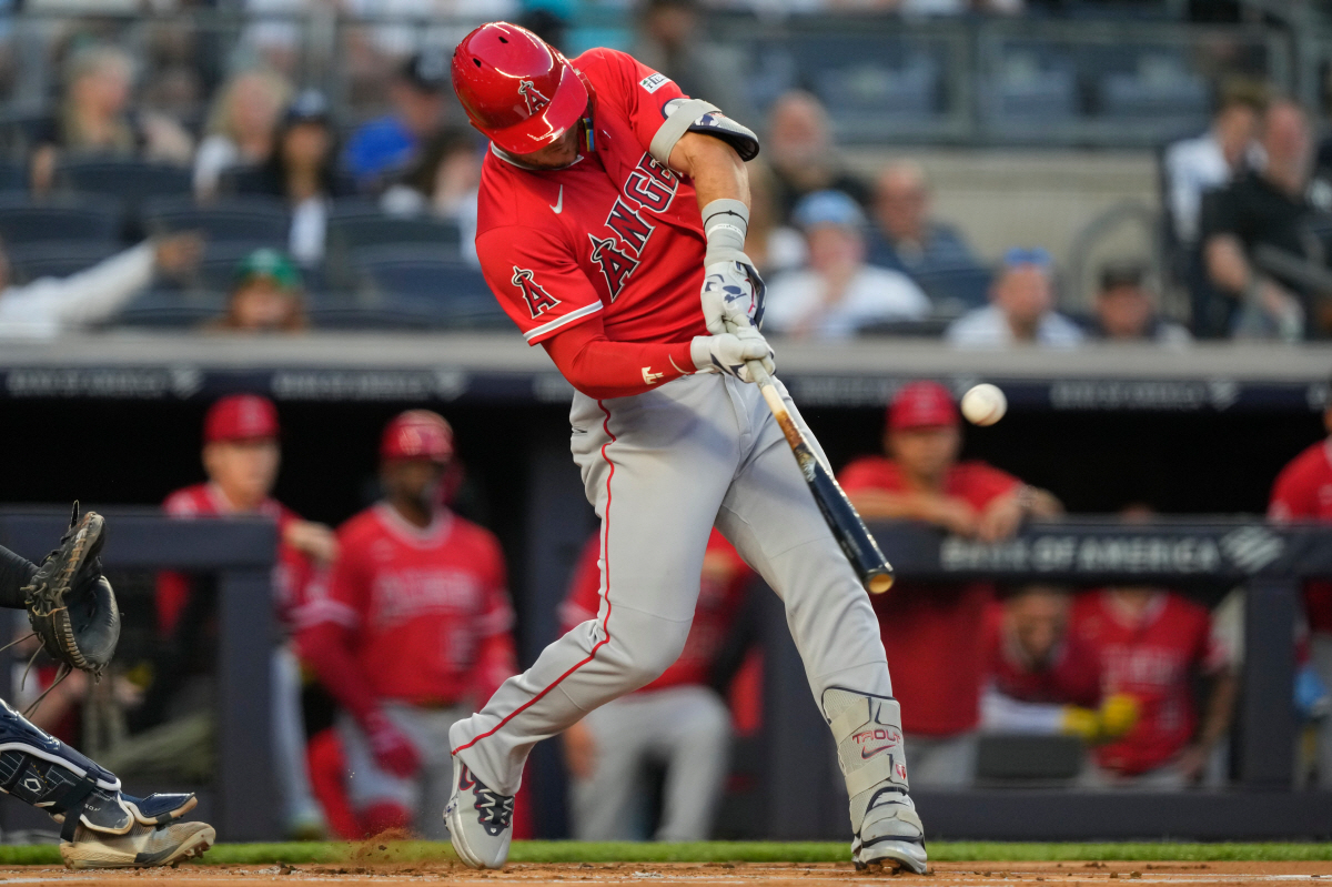 마이크 트라웃은 지난해 시즌 막판부터 축이 되는 오른발을 살짝 뒤로 뺐다가 스윙하는 타법으로 바꿨다. AP연합뉴스