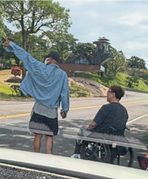 구준엽, 강원래 업고 故 서희원 묘소까지…뭉클한 '30년 우정'