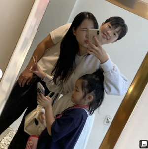 '유깻잎과 이혼' 최고기, ♥PD 여친과 이미 한가족 '딸과 가족사진 공개'