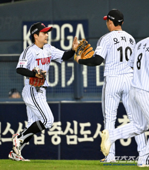 '와, 이걸 잡았다고?' '박해민 옆에 또 박해민?' 우중간 날아 슈퍼캐치. 50억FA 멘붕