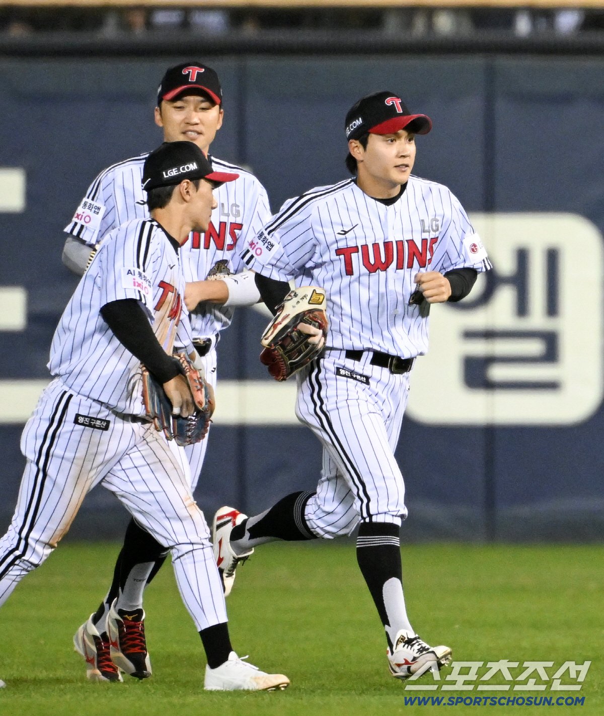 16일 잠실구장에서 열린 LG와 롯데의 경기. LG 최원영이 호수비를 펼친 뒤 더그아웃으로 향하고 있다. 잠실=박재만 기자 pjm@sportschosun.com/2026.04.16/