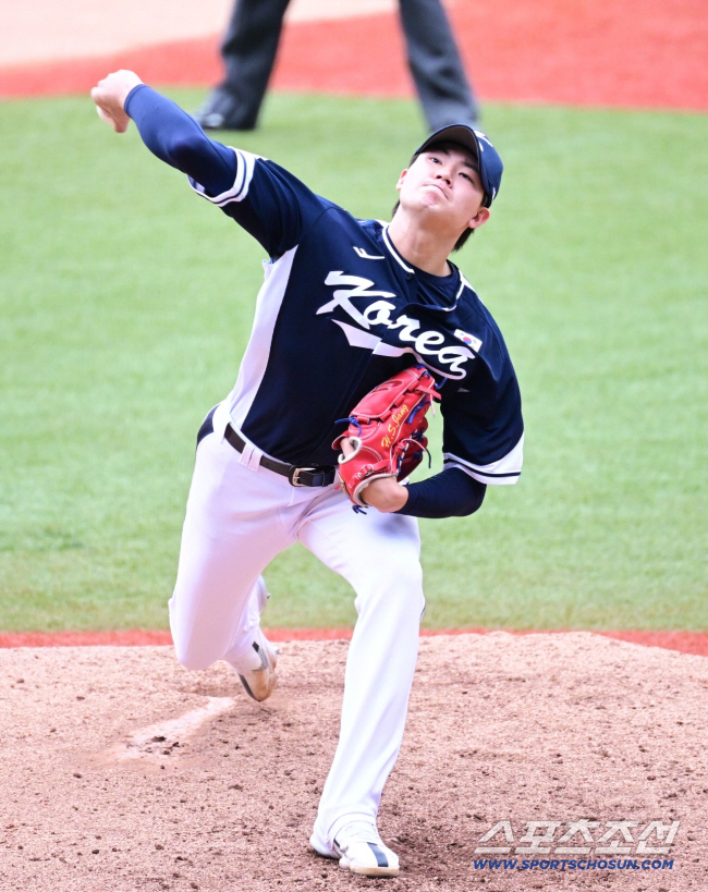 6일 중국 항저우 샤오싱 야구장에서 열린 항저우아시안게임 야구대표팀 슈퍼라운드 중국전. 8회 마운드에 올라 투구하고 있는 장현석. 항저우(중국)=송정헌 기자 songs@sportschosun.com/2023.10.06/