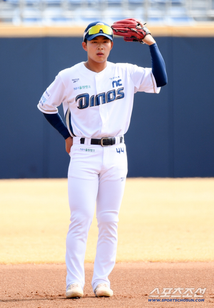 '충격' NC 초비상, 147km 사구 맞은 김휘집. 손목 골절상 이탈 