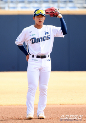 '충격' NC 초비상, 147km 사구 맞은 김휘집. 손목 골절상 이탈 [공식발표]