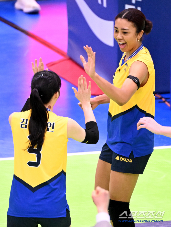 [오피셜]'큰손' 흥국생명, FA 최대어 정호영 이어 아쿼 자스티스 폭풍 영입,  "'서브 1위' 아웃사이드히터로 삼각편대 강화 합류"