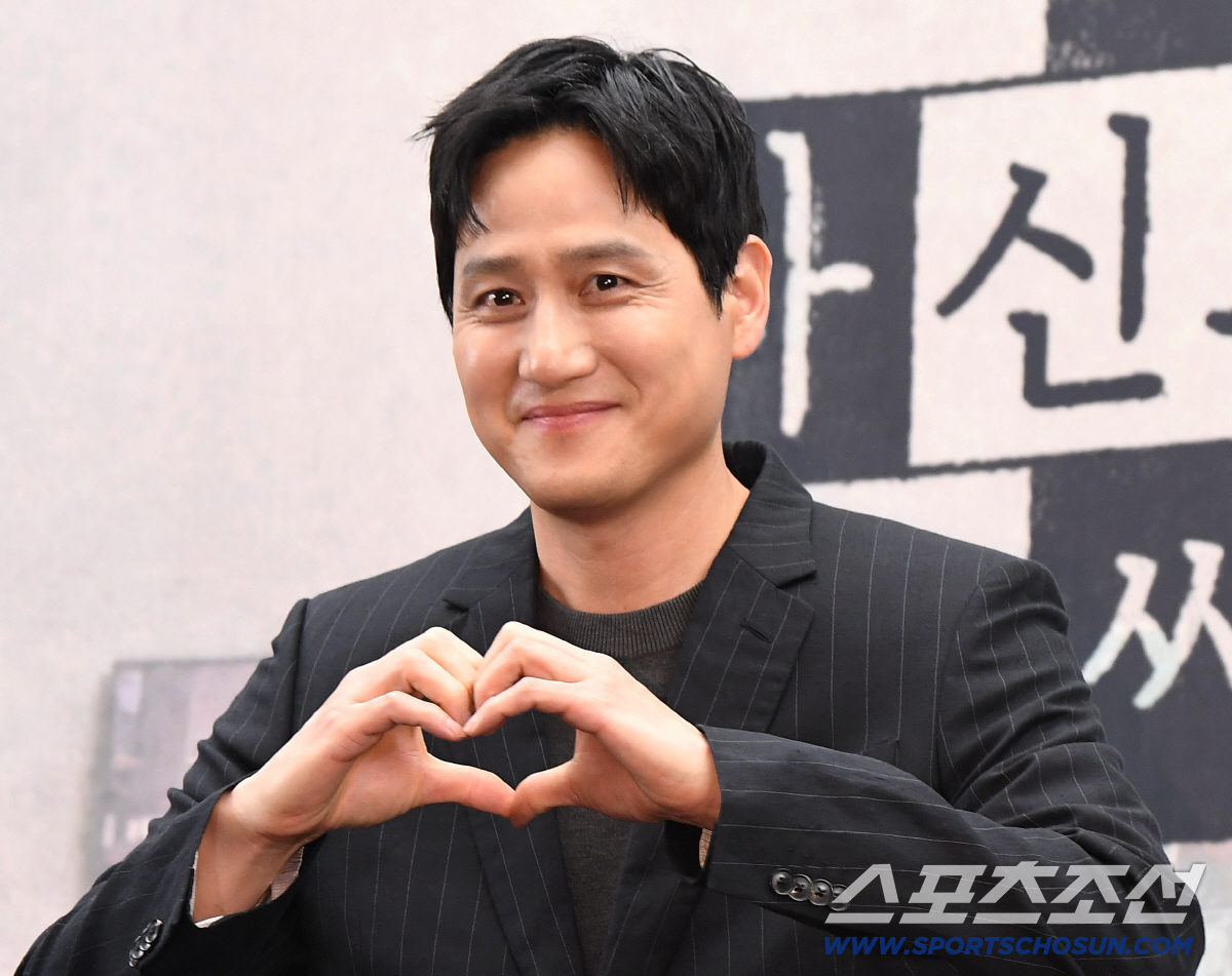 17일 상암 스탠포드호텔에서 열린 'jtbc토일드라마 '모두가 자신의 무가치함과 싸우고 있다' 제작발표회가 열렸다. 포즈를 취하고 있는 박해준. 상암=송정헌 기자 songs@sportschosun.com/2026.04.17/