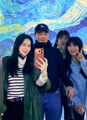 진태현♥박시은, 입양한 두 성인 딸과 가족사진 "고생한 딸래미 위해"