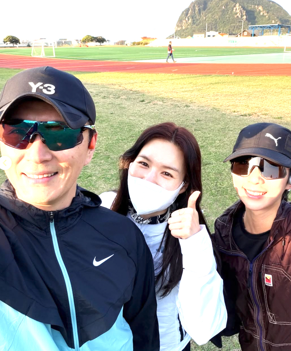 진태현♥박시은, 입양한 두 성인 딸과 가족사진 "고생한 딸래미 위해"