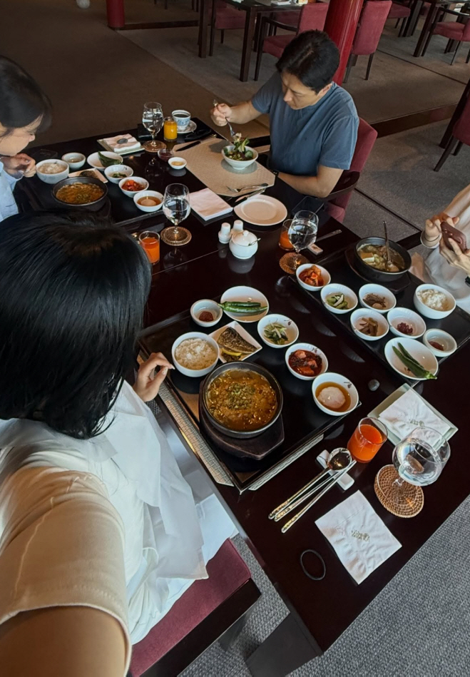 진태현♥박시은, 입양한 두 성인 딸과 가족사진 "고생한 딸래미 위해"