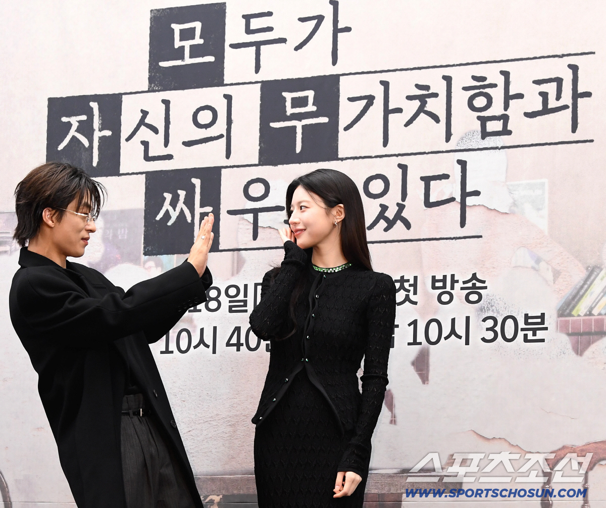 17일 상암 스탠포드호텔에서 열린 'jtbc토일드라마 '모두가 자신의 무가치함과 싸우고 있다' 제작발표회가 열렸다. 포즈를 취하고 있는 구교환, 고윤정. 상암=송정헌 기자 songs@sportschosun.com/2026.04.17/